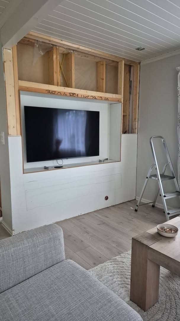 TV-vegg under bygging med reisverk